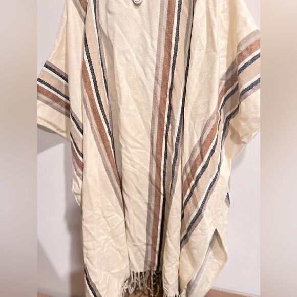 New Steve Madden Women's Striped Puffcho Tan)sweater, top, cold weather, shirt - Picture 4 of 7